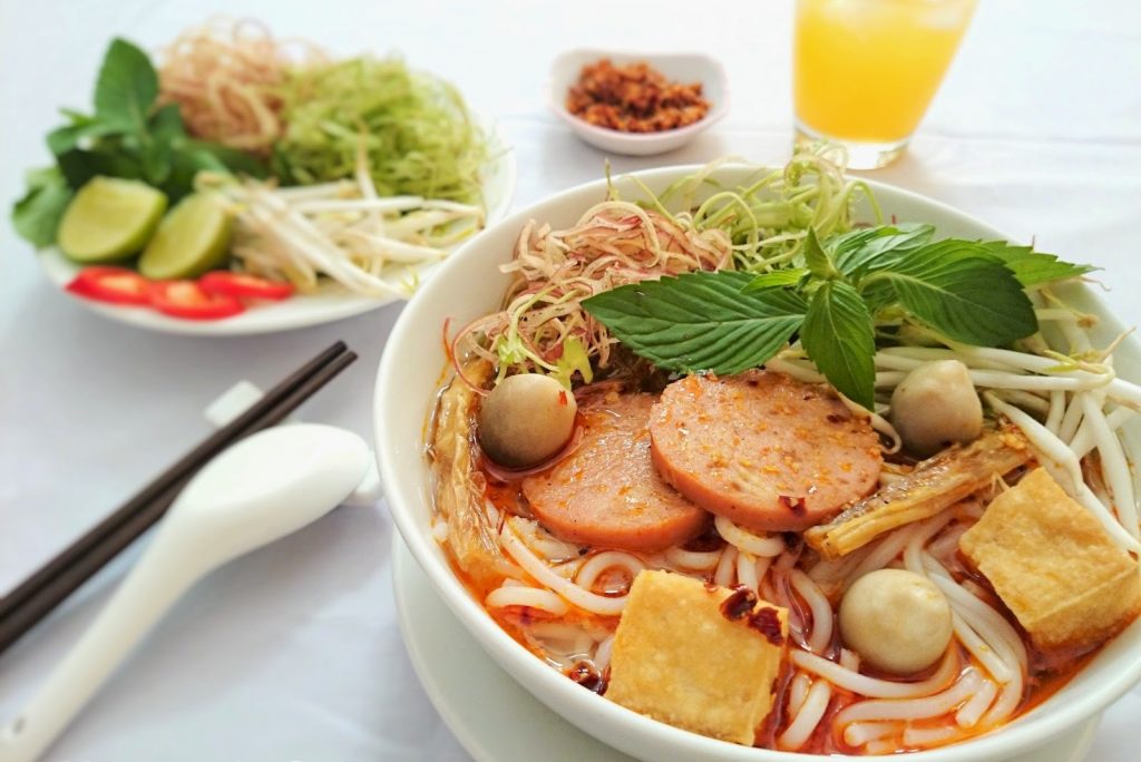 Muốn bán bún bò Huế thì phải đến Huế xin phép?